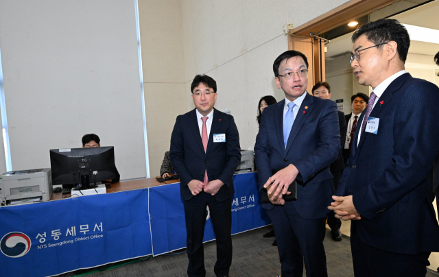 최상목, 국세청 업무보고…'경제회복 온기 확산시켜야'