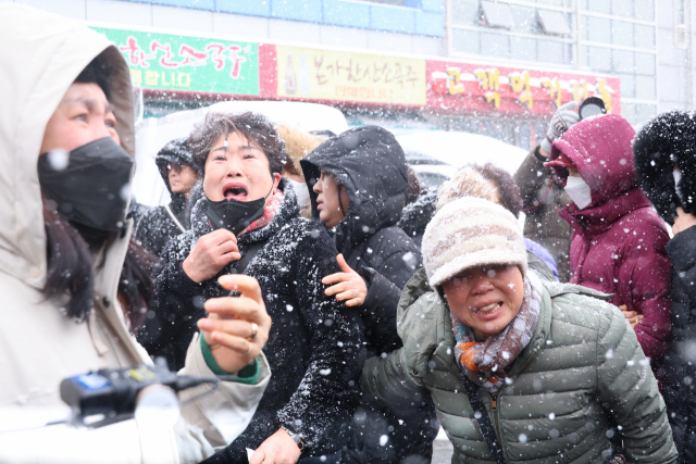 3일 오후 충남 서천군 서천읍 화재 피해를 본 서천특화시장 상인들이 “시장을 방문한 윤석열 대통령이 정작 피해 상인들에게 한 마디 위로나 어떠한 발언도 없이 사진만 찍고 갔다”며 분노를 표출하고 있다. 서천=연합뉴스