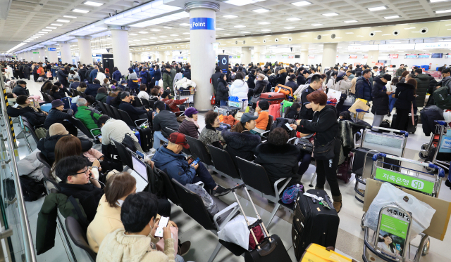 지난달 22일 폭설로 인해 제주국제공항 국내선 출발층이 비행기를 탑승하려는 이용객들로 붐비고 있다. 사진=연합뉴스