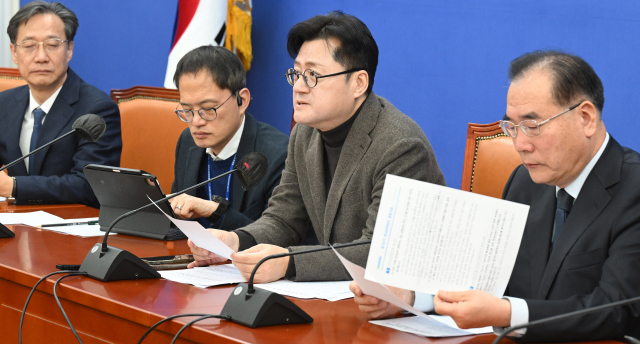 홍익표 더불어민주당 원내대표가 23일 서울 여의도 국회에서 열린 원내대책회의에서 현안에 관해 발언하고 있다. 오승현 기자