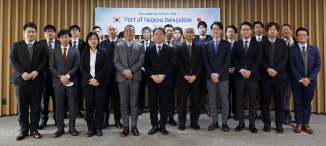 일본 나고야항 사절단이 23일 오전 인천항만공사 사옥을 방문해 단체사진을 촬영했다. 사진제공=인천항만공사