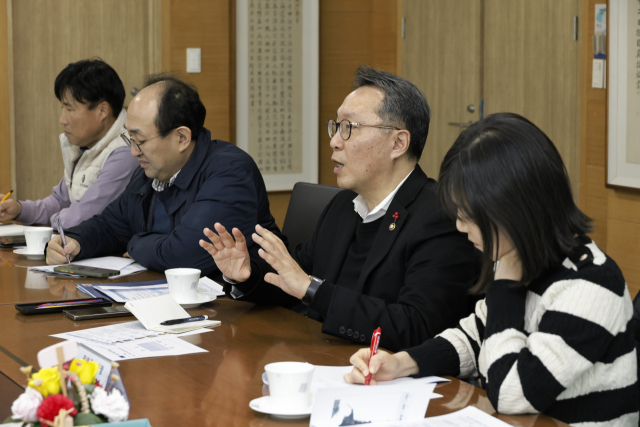 박민수(오른쪽 두번째) 보건복지부 2차관이 23일 전남 고흥군 남쪽 끝에 위치한 국립소록도병원에서 의료진과 이야기를 나누고 있다. 사진제공=복지부