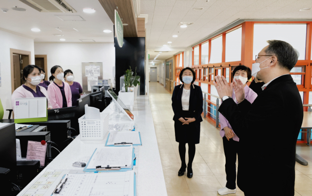 박민수(오른쪽 번째) 보건복지부 2차관이 23일 전남 고흥군 남쪽 끝에 위치한 국립소록도병원에서 의료진과 이야기를 나누고 있다. 사진제공=복지부