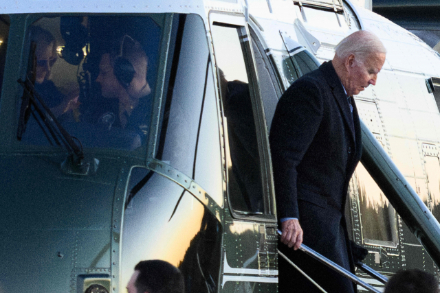 조 바이든 미국 대통령이 21일(현지시간) 델라웨어주에 도착해 대통령 전용 헬기 머린 원에서 내리고 있다./AFP연합뉴스