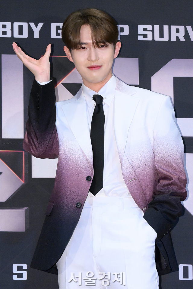 가수 김재환이 24일 오전 서울 마포구 CJ ENM 스튜디오에서 진행된 Mnet 예능 프로그램 ‘빌드업 : 보컬 보이그룹 서바이벌’(이하 ‘빌드업’) 제작발표회에서 포즈를 취하고 있다. 김규빈 기자