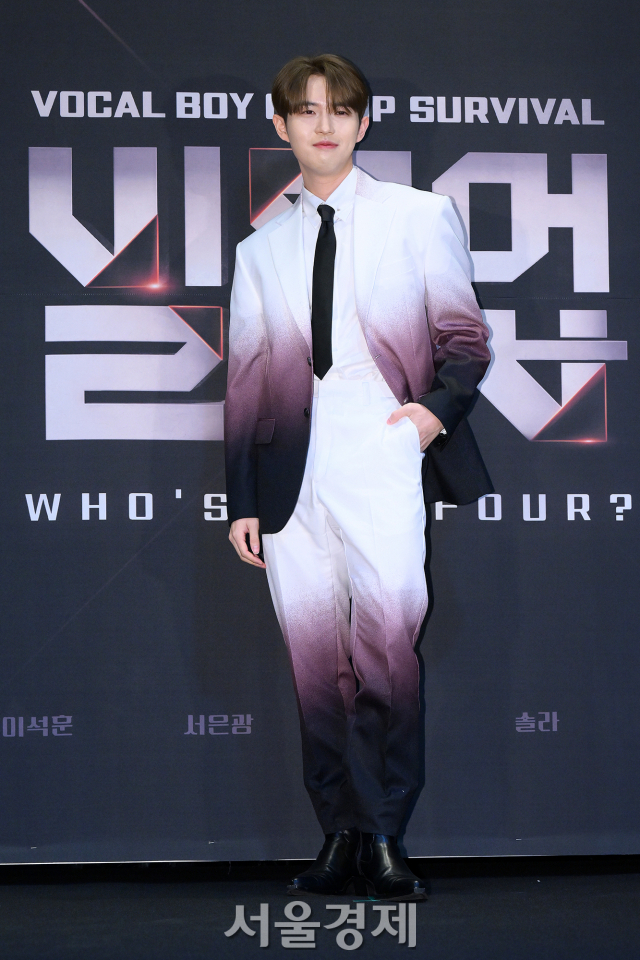 가수 김재환이 24일 오전 서울 마포구 CJ ENM 스튜디오에서 진행된 Mnet 예능 프로그램 ‘빌드업 : 보컬 보이그룹 서바이벌’(이하 ‘빌드업’) 제작발표회에서 포즈를 취하고 있다. 김규빈 기자