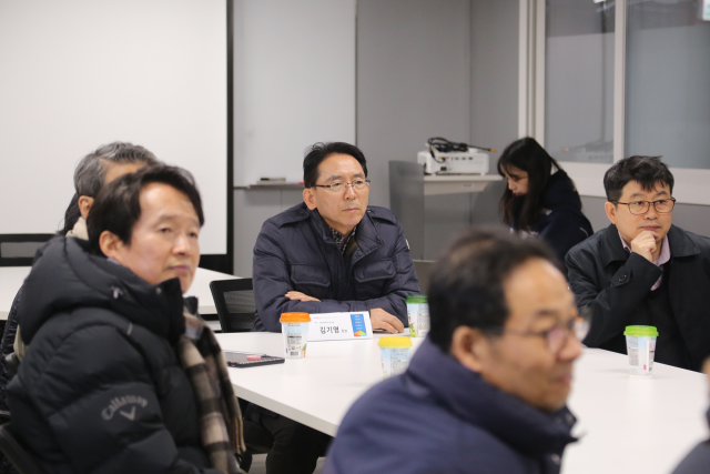 김기영(가운데) 부산진해경제자유구역청장이 우수 물류기업을 방문해 기업지원 정책 방향과 건의 사항을 청취하고 있다. 사진제공=부산진해경제자유구역청