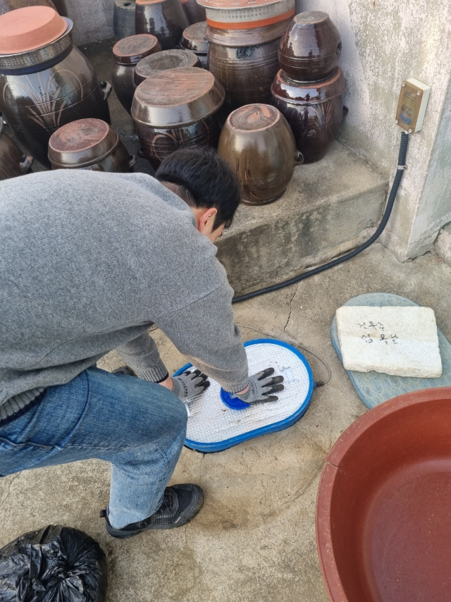 용인시 직원이 한파로 인한 수도계량기 동파를 방지하기 위해 보온재를 설치하고 있다. 사진 제공 = 용인시