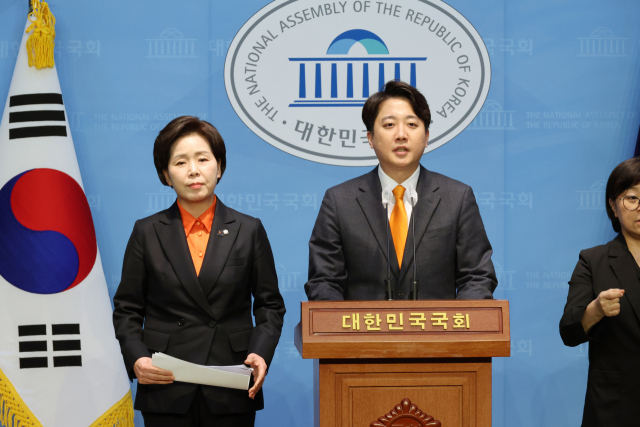 이준석(오른쪽) 개혁신당 대표와 양향자 한국의희망 대표가 24일 국회에서 합당 발표 기자회견을 하고 있다. 연합뉴스