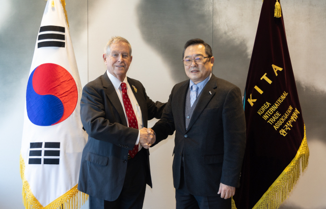 구자열(오른쪽) 한국무역협회 회장이 24일 조 윌슨 미국 하원의원을 면담한 뒤 기념 촬영을 하고 있다. 사진 제공=무역협회