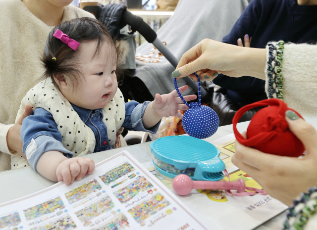 이달 11일 서울 강남구 코엑스에서 열린 ‘2024 맘스홀릭베이비페어’를 찾은 한 아기가 놀이 교육을 체험하고 있다. 연합뉴스