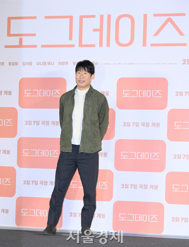 배우 유해진이 24일 오후 서울 용산구 CGV 용산아이파크몰에서 진행된 영화 ‘도그데이즈’(감독 김덕민) 언론배급시사회 및 기자간담회에서 포즈를 취하고 있다. 김규빈 기자