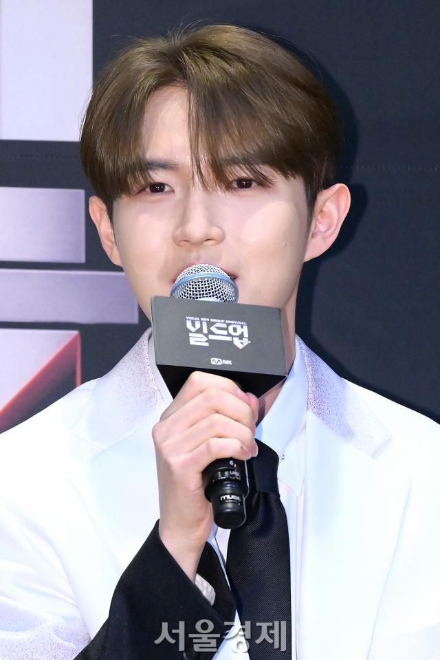 가수 김재환이 24일 오전 서울 마포구 CJ ENM 스튜디오에서 진행된 Mnet 예능 프로그램 ‘빌드업 : 보컬 보이그룹 서바이벌’ 제작발표회에서 소감을 말하고 있다. 김규빈 기자