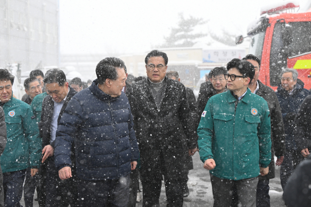 윤석열 대통령이 23일 충남 서천군 서천읍 서천특화시장 화재 현장에서 국민의힘 한동훈 비상대책위원장과 만나 피해 상황을 둘러보고 있다. 서천=연합뉴스