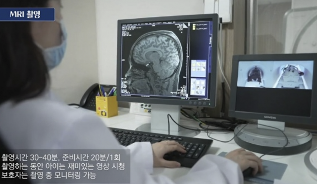한국뇌연구원 연구팀이 초등학생의 뇌를 MRI로 촬영하고 있다. /사진제공=뇌연구원