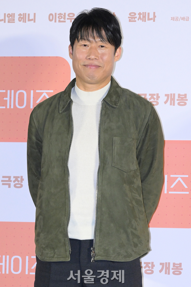 배우 유해진이 24일 오후 서울 용산구 CGV 용산아이파크몰에서 진행된 영화 ‘도그데이즈’(감독 김덕민) 언론배급시사회 및 기자간담회에서 포즈를 취하고 있다. 김규빈 기자