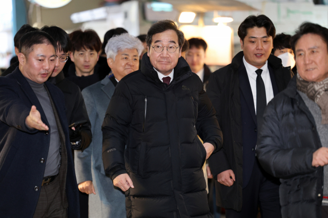 이낙연 새로운미래 인재영입위원장이 24일 오후 광주 동구 학동 남광주시장을 방문하고 있다. 연합뉴스