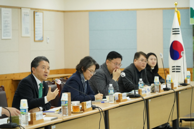 남성현(왼쪽 첫번째) 산림청장이 ‘산림·임업단체장 소통간담회’를 주재하고 있다. 사진제공=산림청