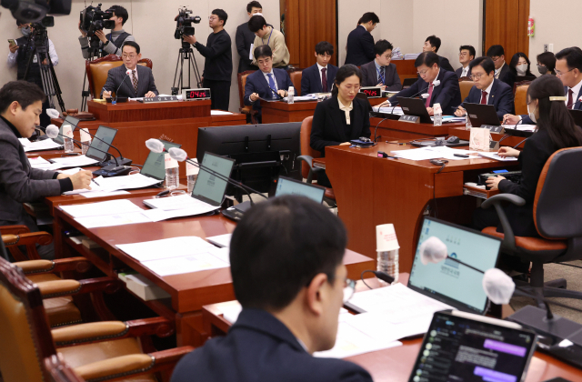 24일 국회에서 법제사법위원회 전체회의가 열리고 있다. 연합뉴스