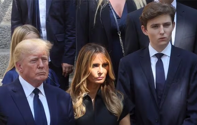 왼쪽부터 도널드 트럼프 전 미국 대통령과 아내 멜라니아 트럼프, 막내아들 배런 트럼프. 사진=로이터 연합뉴스