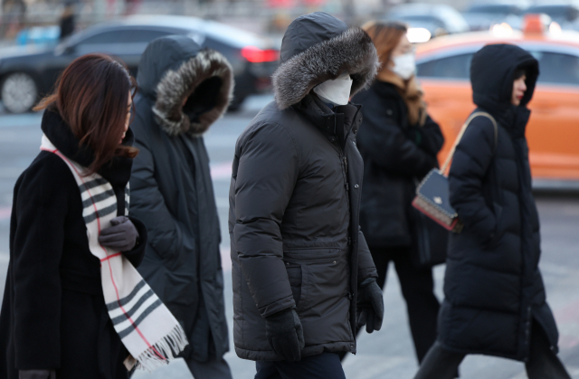 전국에 강추위가 이어진 지난 24일 오전 서울 종로구 광화문네거리에서 시민들이 이동하고 있다. 연합뉴