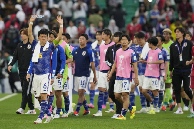 일본 축구대표팀 선수들이 24일 인도네시아전 승리 후 경기장을 돌며 팬들에게 인사하고 있다. AP연합뉴스