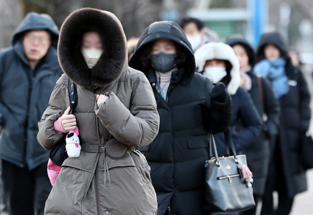 매서운 한파가 이어지는 24일 오전 정부과천청사 인근에서 시민들이 두터운 외투를 입고 이동하고 있다.연합뉴스