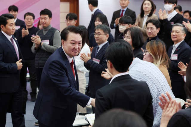 윤석열 대통령이 25일 경기도 의정부시청 대강당에서 열린 ‘국민과 함께하는 민생토론회 - 여섯 번째, 출퇴근 30분 시대, 교통격차 해소’에 입장하며 참석자들과 인사하고 있다. 연합뉴스