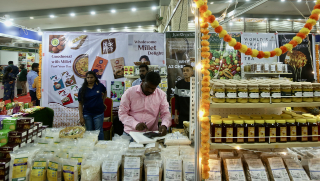 5일(현지시간) 인도 방갈로르에서 열린 제 5회 밀레츠&오가닉스 국제무역박람회에서 관람객들이 전시 상품을 구경하고 있다. EPA연합뉴스
