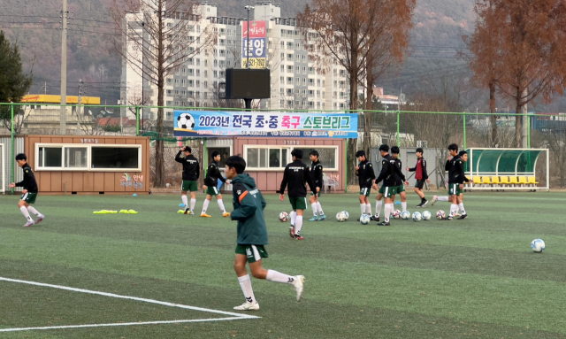 지난해 12월 창녕스포츠파크에서 열린 ‘2023년 전국 초중 축구 스토브리그’에 참가한 선수들이 몸을 풀고 있다. 사진제공=창녕군