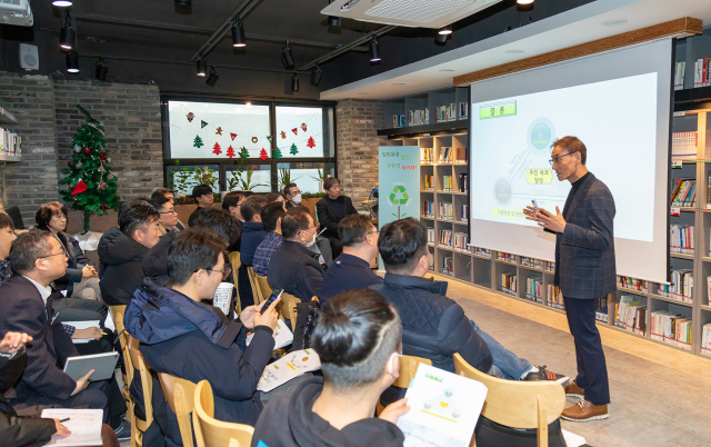 서울 강서구(구청장 진교훈)는 지난 24일 지역의 재개발·조합장을 대상으로 ‘김포공항 고도제한 완화 조기 추진을 위한 설명회’를 개최했다. 사진 제공=강서구