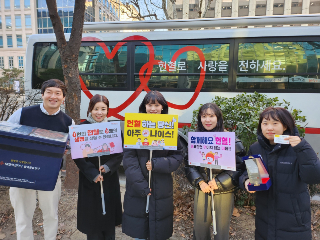 한세예스24그룹 계열사 임직원들이 서울 여의도 본사 인근에 마련된 이동식 헌혈 버스 앞에서 기념사진을 찍고 있다. 사진 제공=한세예스24그룹