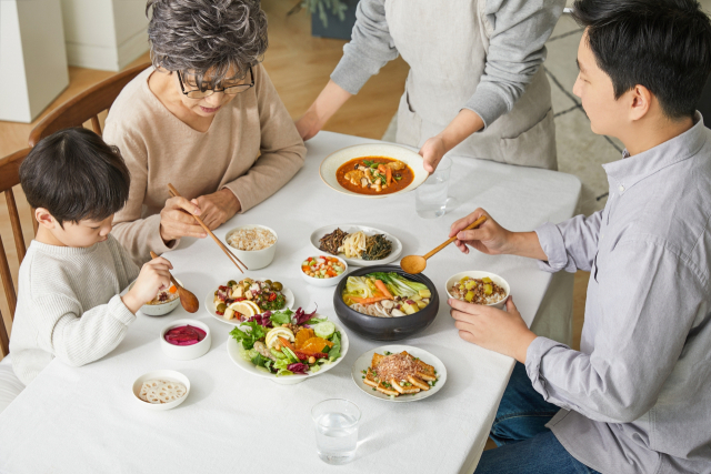 “저녁메뉴 고민 이젠 끝”…‘단체 급식’ 도입한 아파트 단지 어디?
