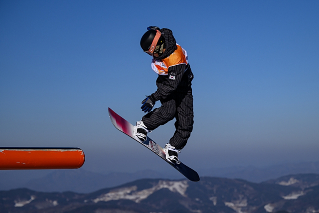 이채운이 25일 강원 횡성의 웰리힐리파크 스키 리조트에서 열린 2024 강원 동계청소년올림픽 스노보드 남자 슬로프스타일 결선에서 화려한 연기를 펼치고 있다. 사진 제공=IOC