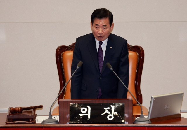 김진표 국회의장이 25일 국회에서 열린 본회의에서 '강성희 의원 강제 퇴장 사태'와 관련한 입장 표명을 하고 있다. 연합뉴스