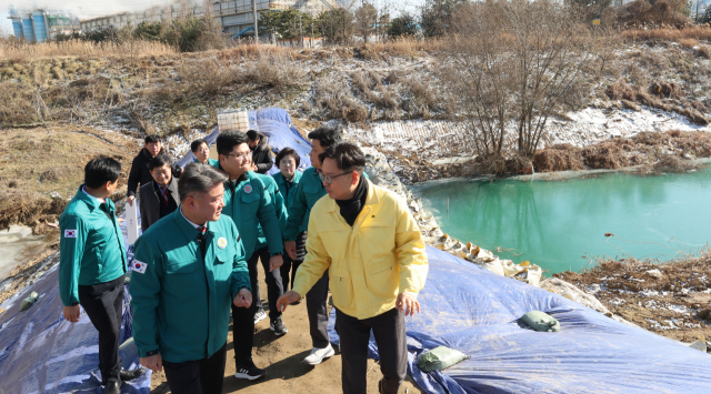 평택 관리천을 찾은 경기도의회 국민의힘 의원들. 사진 제공 = 경기도의회