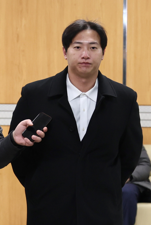 메이저리거 김하성과 류현진을 협박해 수억 원을 뜯어낸 혐의를 받는 전 프로야구 선수 임혜동이 25일 오전 서울 서초구 서울중앙지방법원에서 열린 구속 전 피의자 심문(영장실질심사)에 출석하기 위해 법정으로 향하고 있다. 연합뉴스