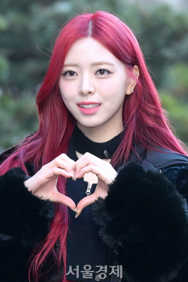 그룹 있지(ITZY) 유나가 26일 오전 서울 영등포구 KBS 신관 앞에서 진행된 KBS2 TV ‘뮤직뱅크’ 리허설에 앞서 포토타임을 갖고 있다. 김규빈 기자