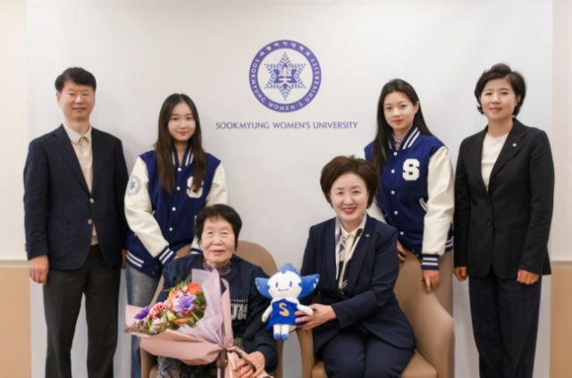 김정자(앞줄 왼쪽) 할머니가 지난 22일 장윤금 숙명여대 총장 등 관계자들과 기념 촬영을 하고 있다. 사진 제공=숙명여대