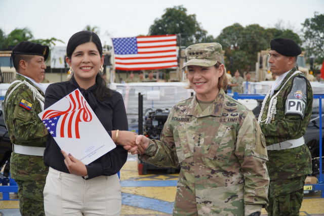 이달 25일(현지 시간) 로라 리처드슨(오른쪽) 미 남부 사령관이 에콰도르에 도착해 지원 물품을 전달하고 있다. /EPA연합뉴스