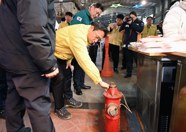 오후석 경기도 행정2부지사가 26일 전통시장 소화전을 점검하고 있다. 사진 제공 = 경기도