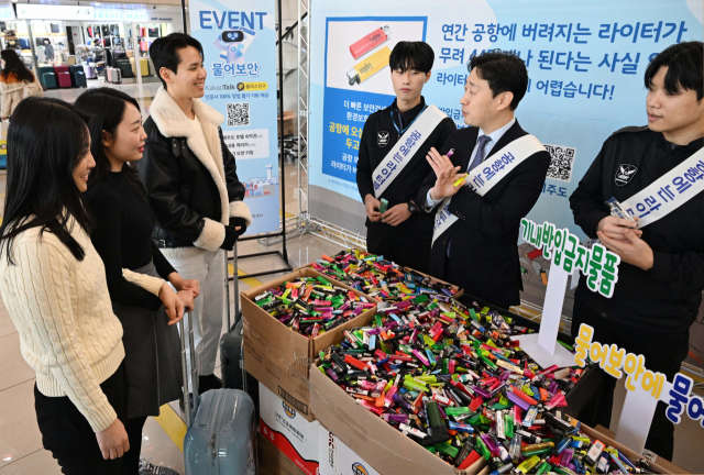 윤형중 한국공항공사 사장이 26일 서울 강서구 김포공항 국내선 터미널에서 비행기 탑승 시 가장 많이 적발되는 기내반입금지물품인 '라이터' 소지를 줄이기 위한 홍보캠페인을 펼치고 있다. 권욱 기자 2024.1.26