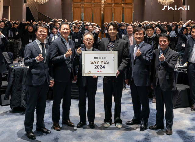 김영(왼쪽 세 번째) 신일 회장과 배우 정경호(〃 네 번째), 정윤석(〃 다섯 번째) 대표가 24일 서울 구로구 라마다 호텔에서 열린 ‘2024 신일 신년회’에서 기념사진을 찍고 있다. 사진 제공=신일