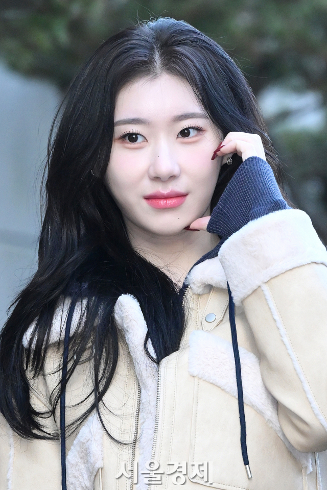 그룹 있지(ITZY) 채령이 26일 오전 서울 영등포구 KBS 신관 앞에서 진행된 KBS2 TV ‘뮤직뱅크’ 리허설에 앞서 포토타임을 갖고 있다. 김규빈 기자