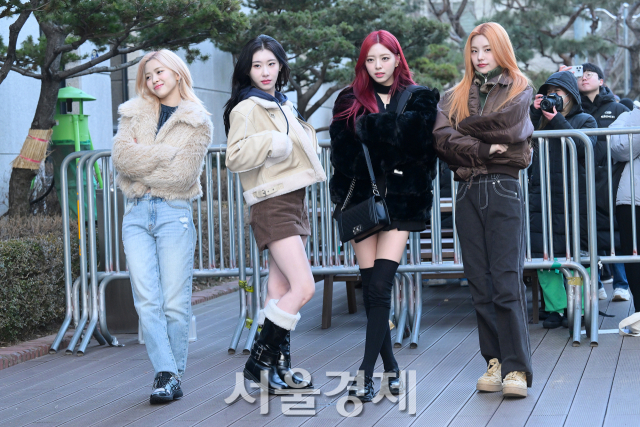 그룹 있지(ITZY)가 26일 오전 서울 영등포구 KBS 신관 앞에서 진행된 KBS2 TV ‘뮤직뱅크’ 리허설에 앞서 포토타임을 갖고 있다. 김규빈 기자