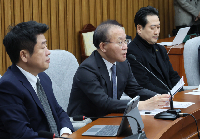 윤재옥(가운데) 국민의힘 원내대표가 26일 국회에서 열린 원내대책회의에서 발언하고 있다. 연합뉴스