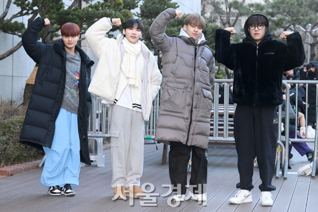 그룹 에이비식스(AB6IX)가 26일 오전 서울 영등포구 KBS 신관 앞에서 진행된 KBS2 TV ‘뮤직뱅크’ 리허설에 앞서 포토타임을 갖고 있다. 김규빈 기자