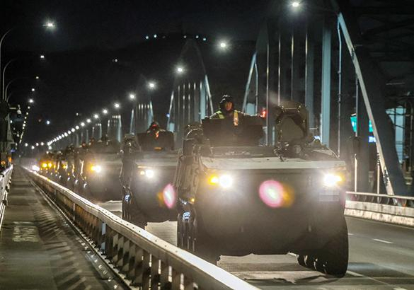 지난 25일 새벽 서울 도심에서 육군의 기동훈련이 진행된 가운데 장갑차들이 동작대교를 건너고 있다. 건너 목표지점으로 향하고 있다. 사진제공=국방일보