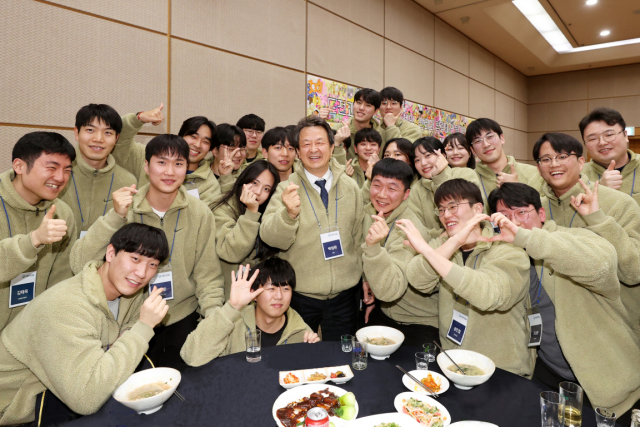 22일 백정완 대우건설 사장과 대우건설의 신입사원들이 수원 인재경영원에서 열린 ‘신입사원과 함께 하는 한마음의 장’ 행사에서 손가락 하트를 만들어 보이고 있다. 사진제공=대우건설