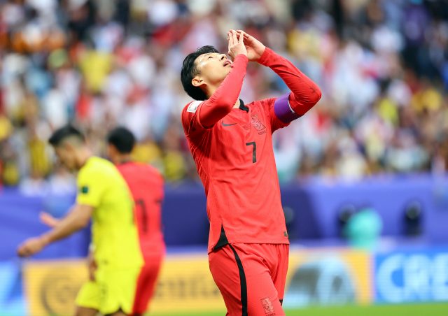 한국 축구대표팀 주장 손흥민이 25일 말레이시아와의 경기에서 아쉬워하고 있다. 연합뉴스